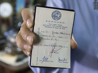 Il nostro stupore cresce quando Dario ci mostra un passaporto massonico del 1984, privo di foto ma con il nome del proprietario chiaramente leggibile, che serviva come �documento d�identit�� e veniva usato per avere rapporti diplomatici con adepti di altre logge